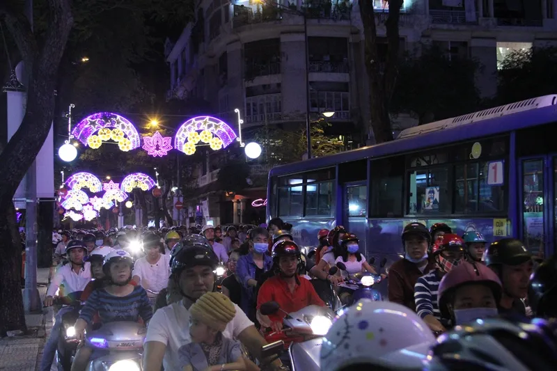 Người dân TP.HCM xuống đường tận hưởng thời khắc giao thừa ảnh 15